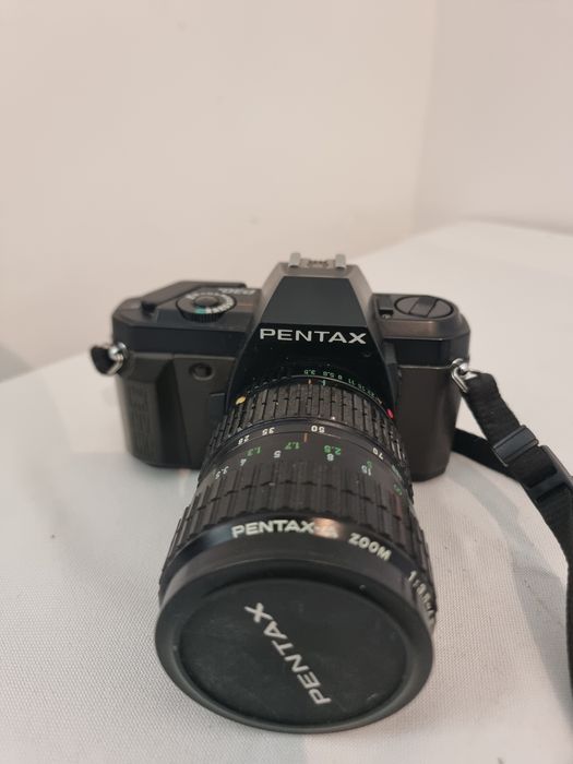 Pentax P30N cu obiectiv Pentax-A 28-80mm