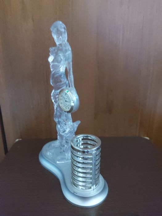 Часы настольные с пеналом.