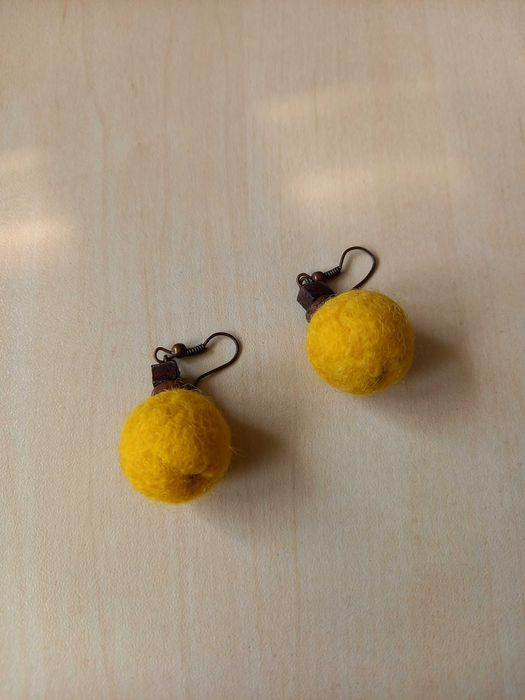 Комплект брошка и обеци от естествена вълна, ръчна изработка.