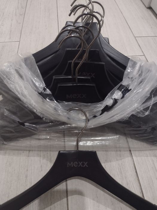 Дървени,гланцови закачалки марка MEXX  цената е за 10бр.