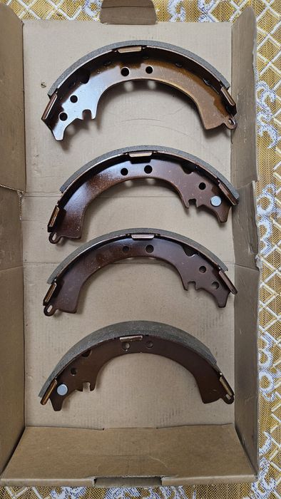 Продам тормозные колодки Ипсум