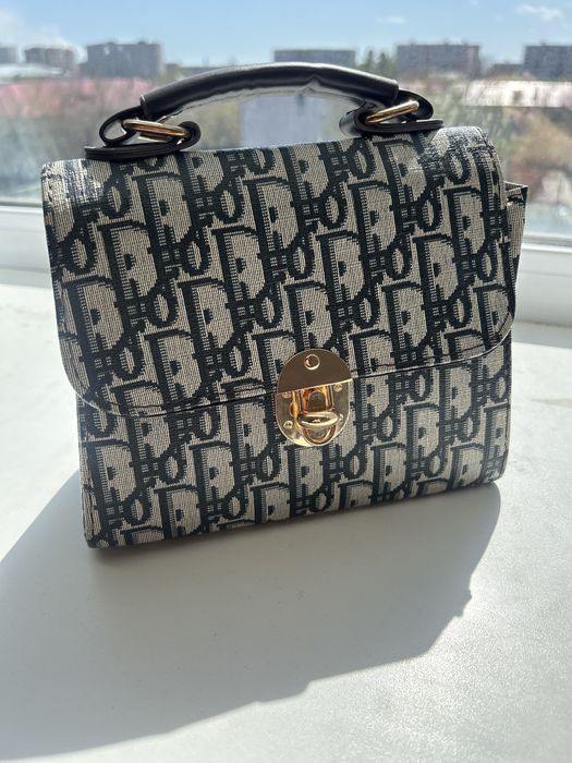 Сумка(сөмке) жыртық емес, бауы бірге бар