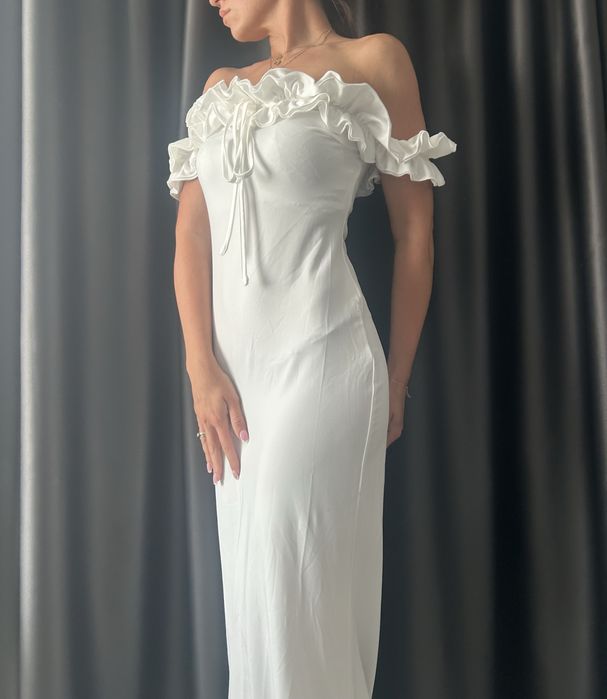 Дълга бяла рокля