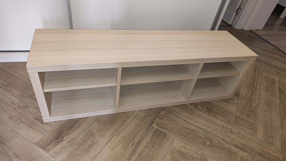 Comoda TV cu rafturi pentru sistem audio