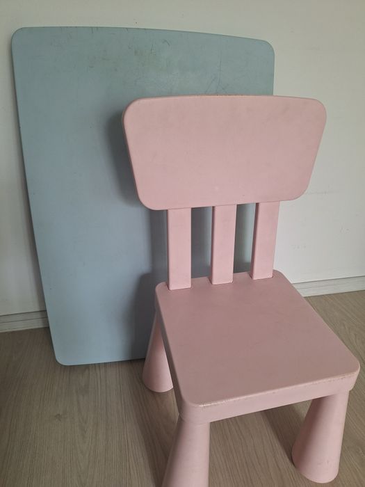 masa MAMMUT Ikea bleu pentru copii si scaun roz pal