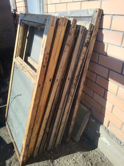 Деревянные рамы со стёклами