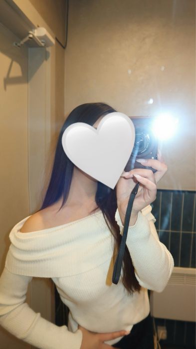 белая кофта с открытыми плечами