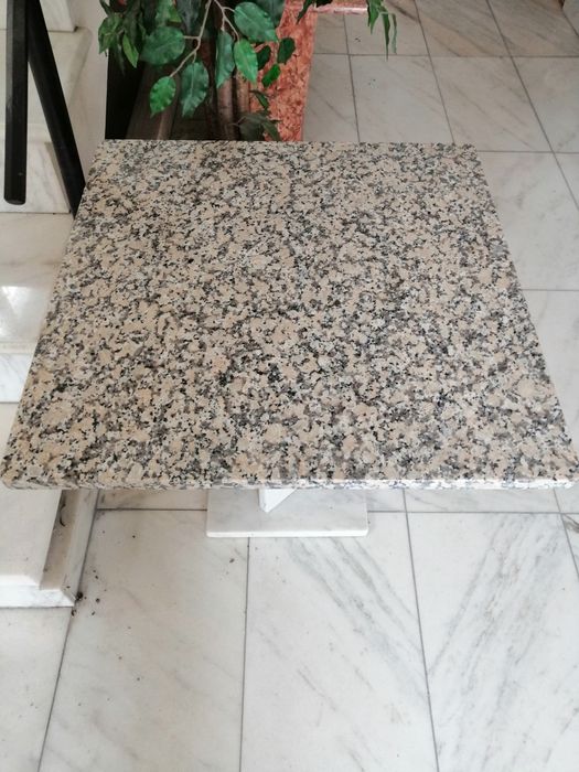 Vând măsuță marmura pt sufragerie