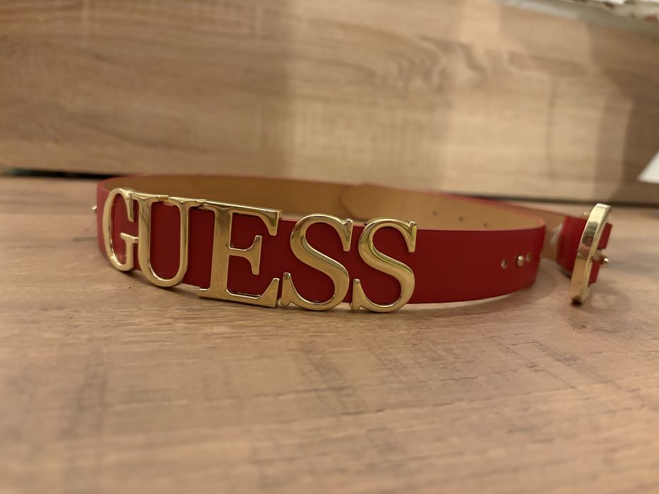 Колан Guess - червен със златни букви