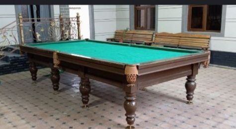 Мрамор стол  бортлари ёнгокдан ясалган