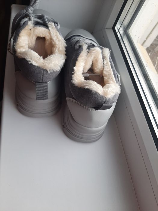 Продам новые ботинки зимние
