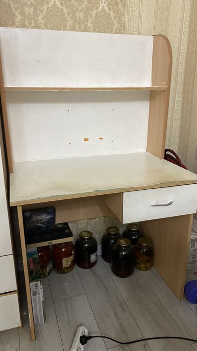 Продам стол с полкой
