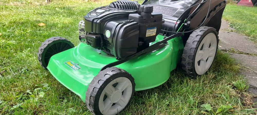 Masina de tuns iarba cu autopropulsie