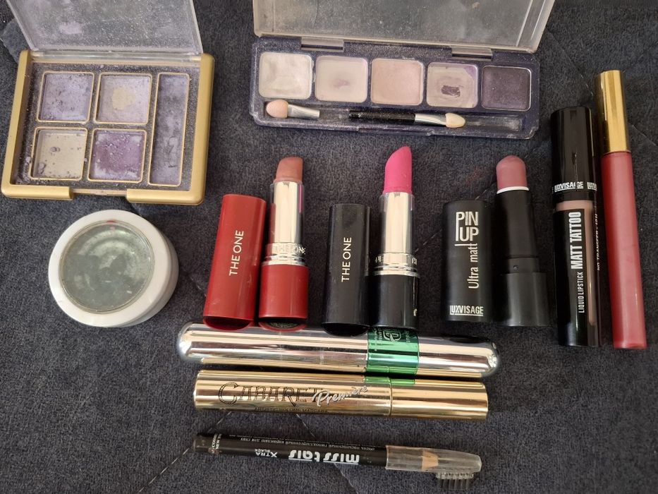 Продается косметика бу,фирменная.Тени,помады,туши.всё что на фото