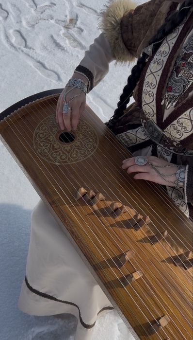 Түркістан! Жетіген аспабын үйретемін!