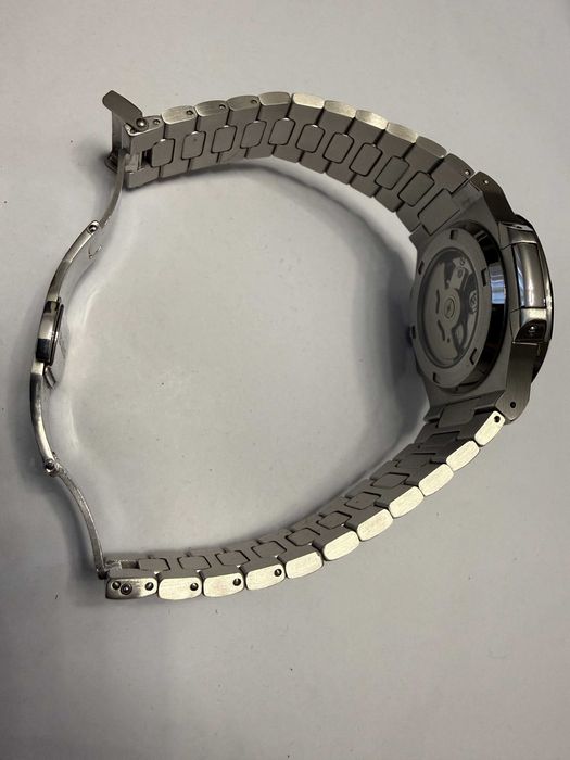 Продавам часовник Nautilus Тюркоаз. Нов