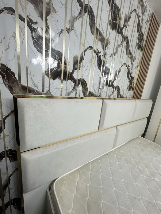 Продам кровать с матрасом и двумя тумбами