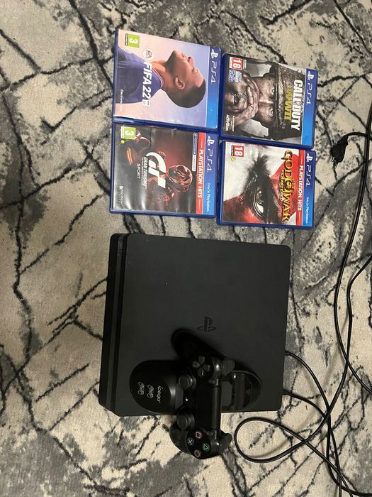 Плейстейшън 4 с един джойстик,четири игри и и място което се слагат джойстиците и се зареждат