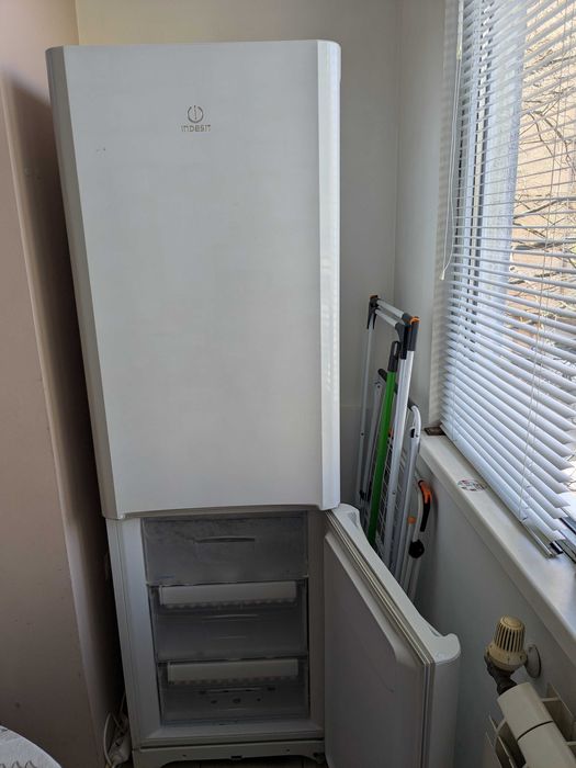 Хладилник с фризер Indesit