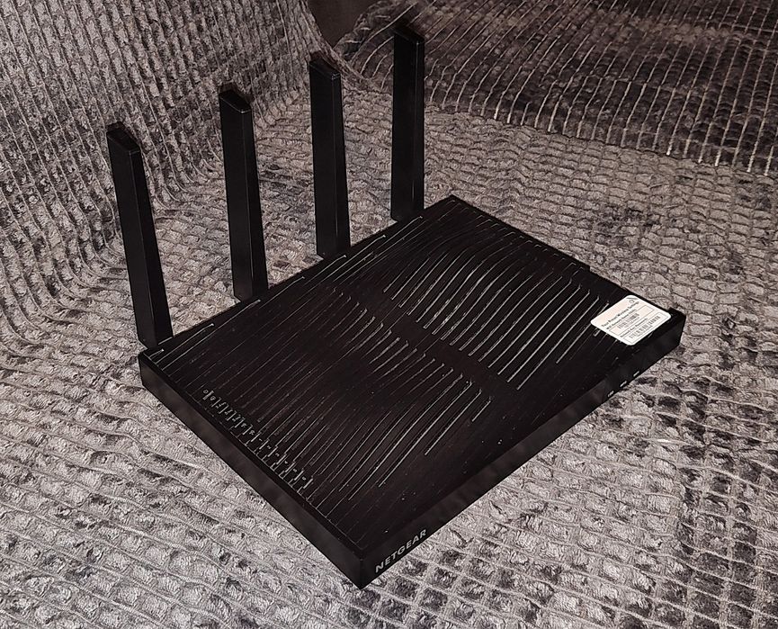 Netgear Nighthawk X8 (R8500) AC5300 рутер
116€

Рутера е в перфектно т