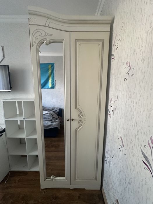 Продам шкаф с зеркалом