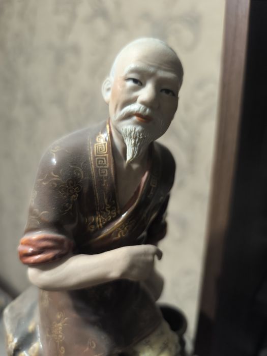 Фарфоровая статуэтка.