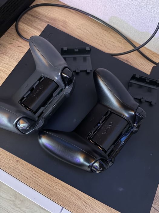 Xbox One X и 2 геймпада