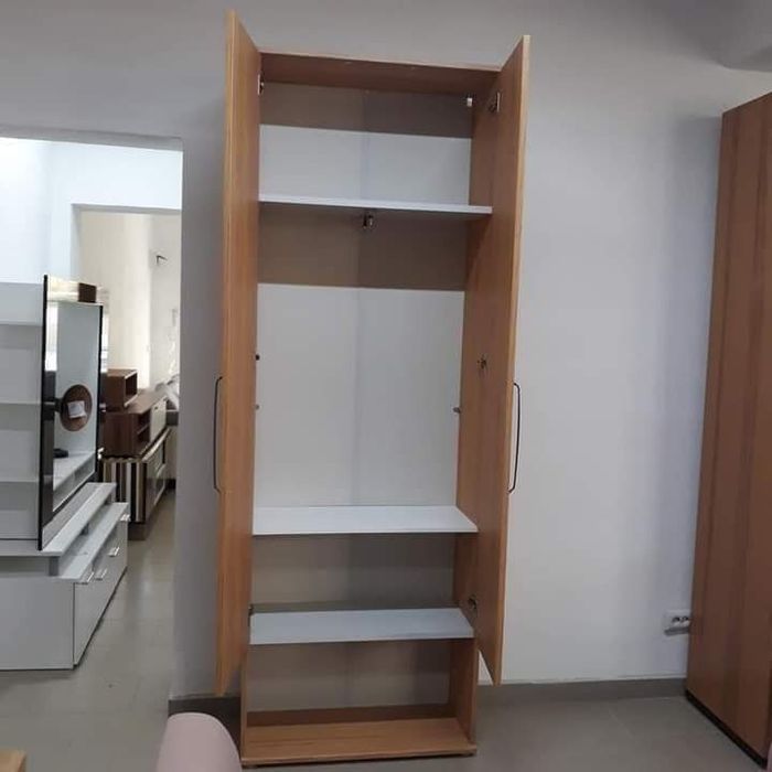 Dulapuri noi , hol spatii inguste