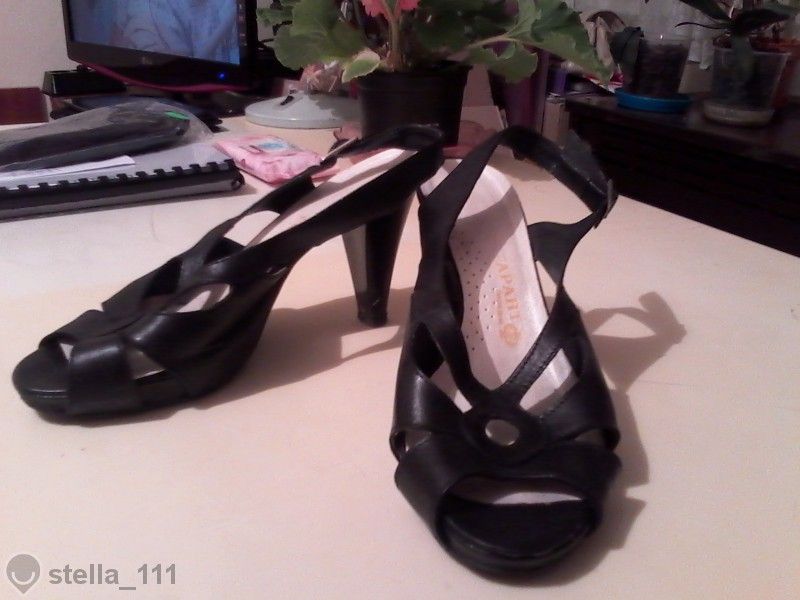 Продавам черни дамски сандали от естествена кожа