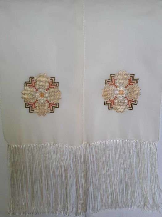 Уникални ръчно бродирани копринени шалове с автентичен български мотив