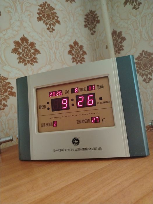 Продам часы календарь