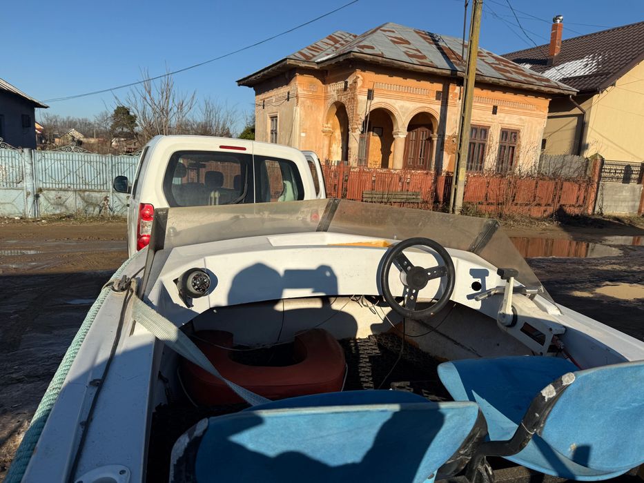 Barcă roca 4m cu greutate de 320 kg +motor yamaha   20cp și peridoc