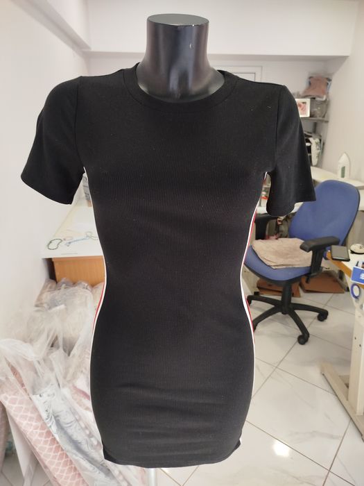 Черна рокля с бяла и червена лента