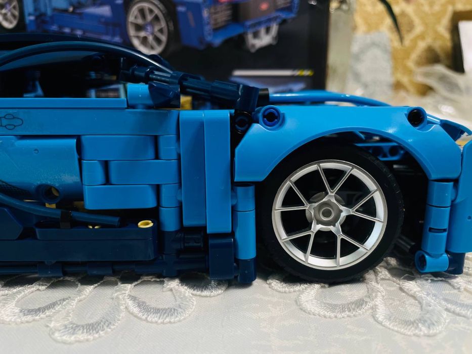 Коллекционная модель Bugatti из конструктора (1408 деталей). Собранный