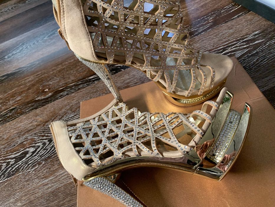 Уникални сандали на ток