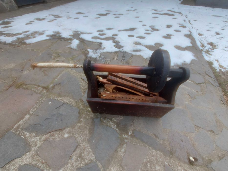 Obiecte vechi:mașina de tors,sucală,obiecte de prelucrat lâna