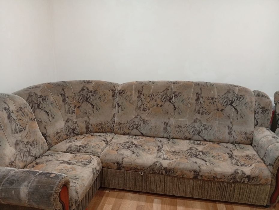 Продам угловой диван с креслом