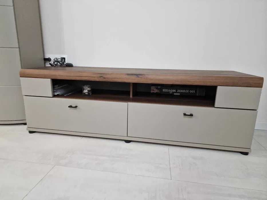 Витрина с лед осветление, тв шкаф и маса - продават се и поотделно