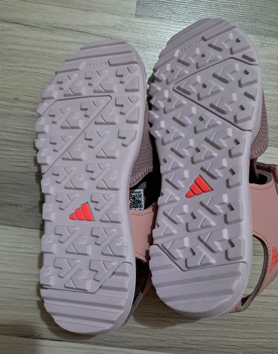 Нови сандали Adidas номер 34