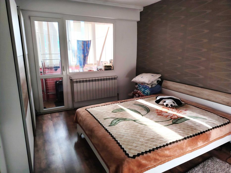 Продава обзаведен тристаен апартамент, готов за живеене.