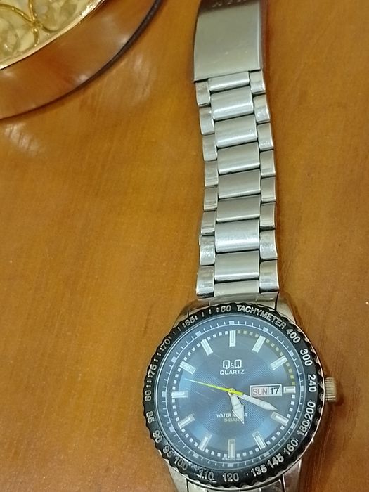 Часовник кварцов с японски механизъм и Q,Q