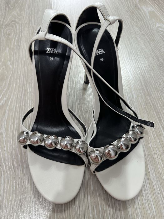 Кожаные босоножки Zara