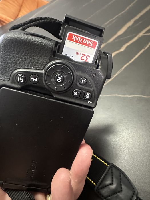 Nikon DSLR D5500 + Obiectiv 18-55 VR +Card 32GB + Geanta