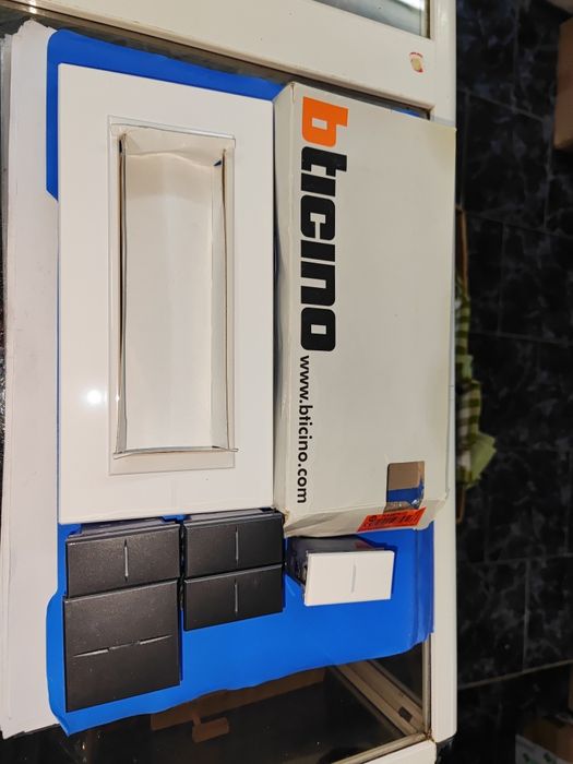 Pvc Шестмодулна рамка AXOLUTE white BTICINO HA4806HD