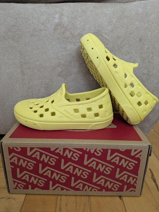 Гумени обувки Vans на дупки - 24.5