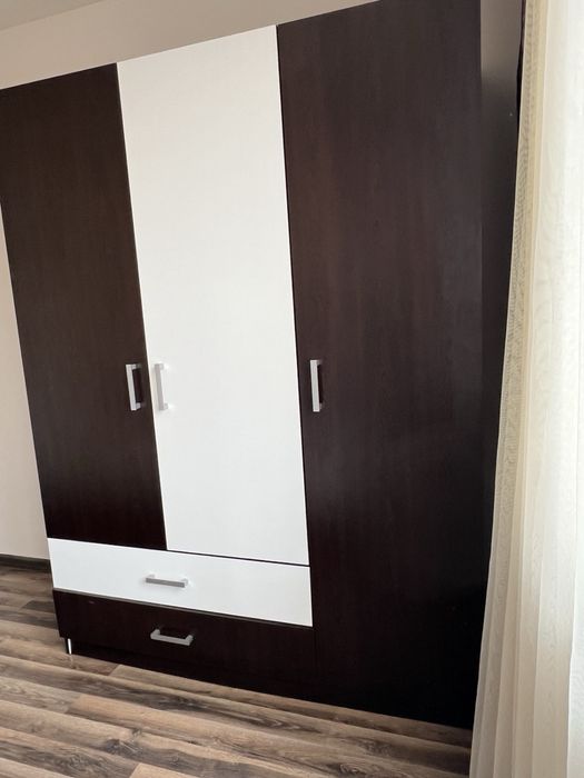 Трикрилен гардероб с лост за закачалки, рафтове и две чекмеджета