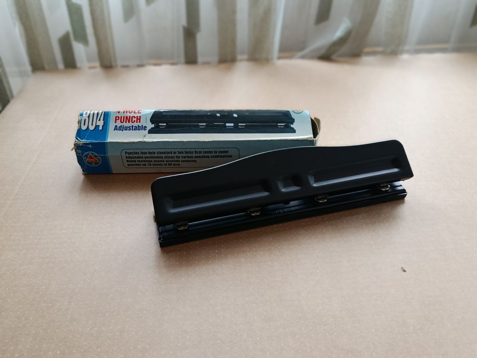 Дырокол сразу на 4 дырки новый