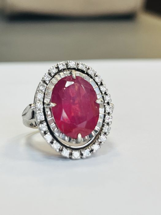 Златен пръстен бяло злато ,рубин и диаманти