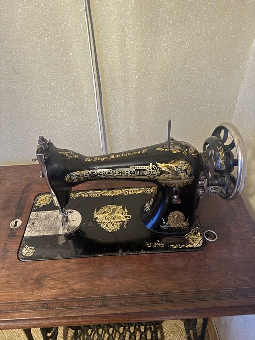 Masina de cusut singer cu tot cu mobilier 115 ani. Stare perfecta