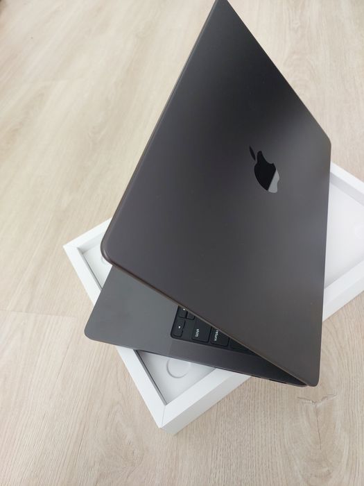 MacBook sotladi yangi